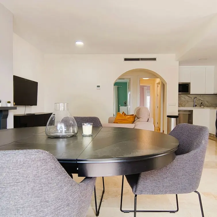 Sale of middle floor apartment in Nueva Andalucía