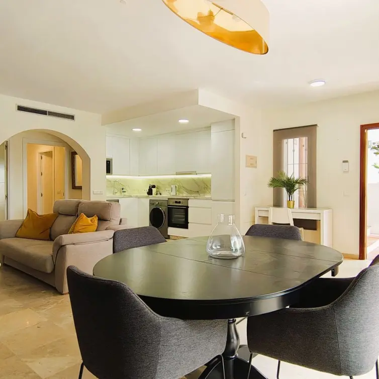 Sale of middle floor apartment in Nueva Andalucía