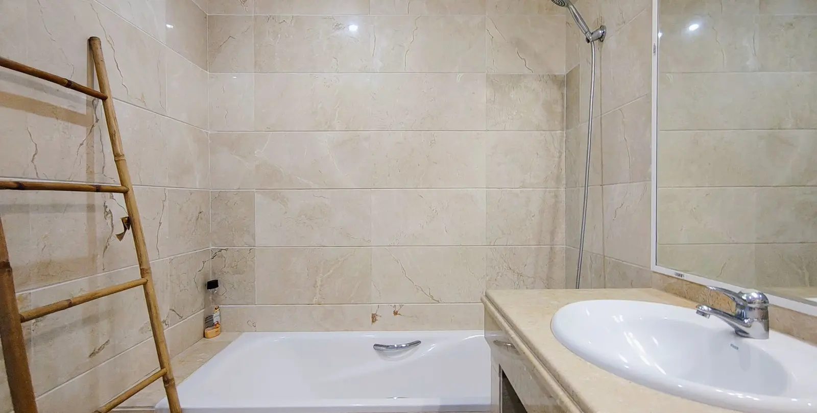 Sale of middle floor apartment in Nueva Andalucía 15