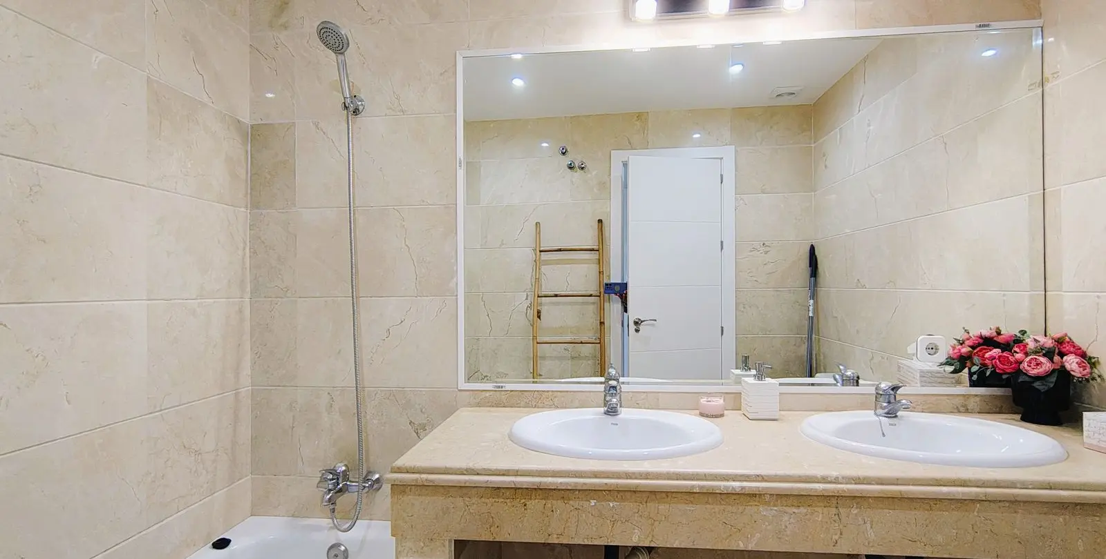 Sale of middle floor apartment in Nueva Andalucía 16