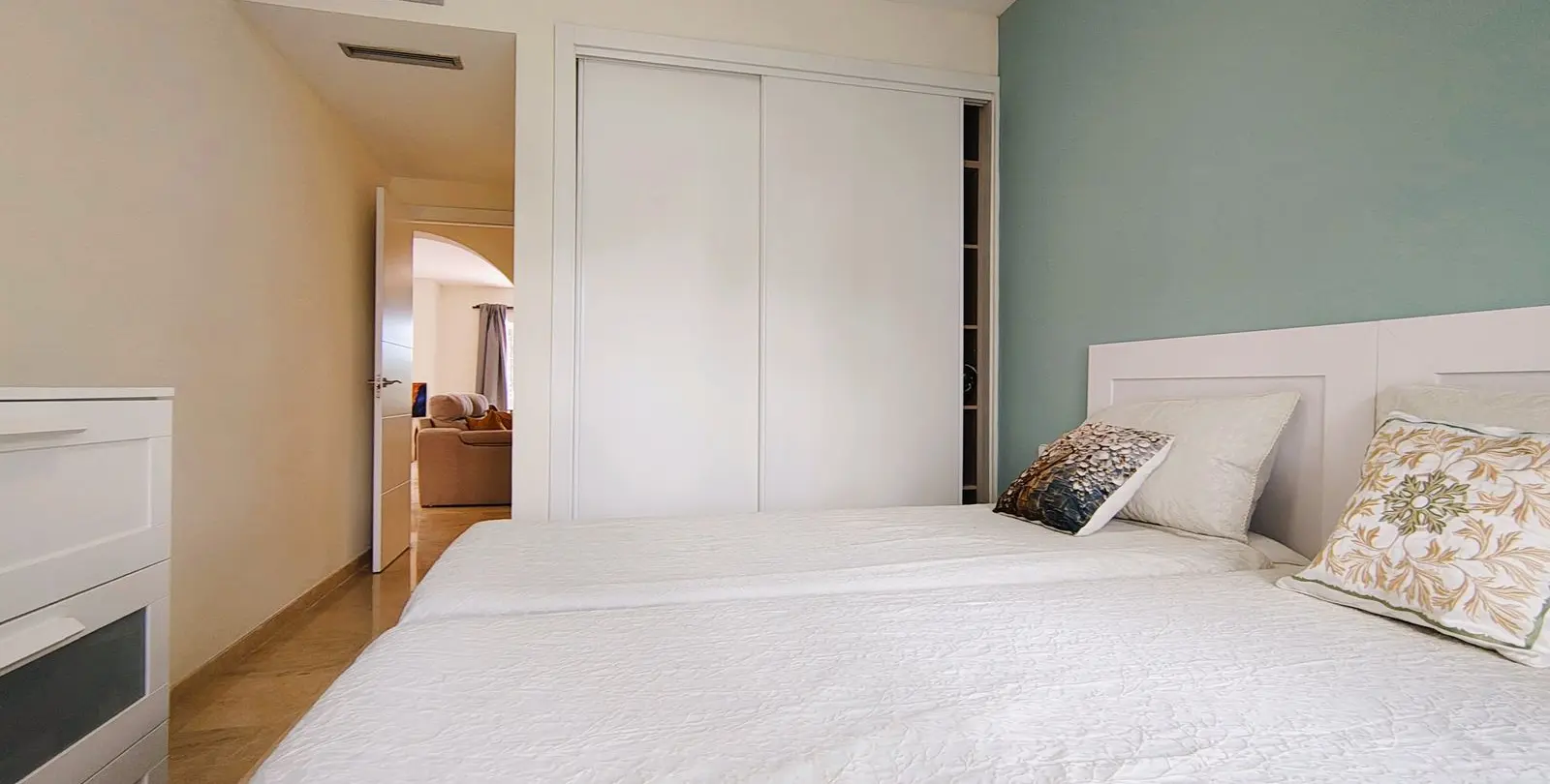 Sale of middle floor apartment in Nueva Andalucía 19