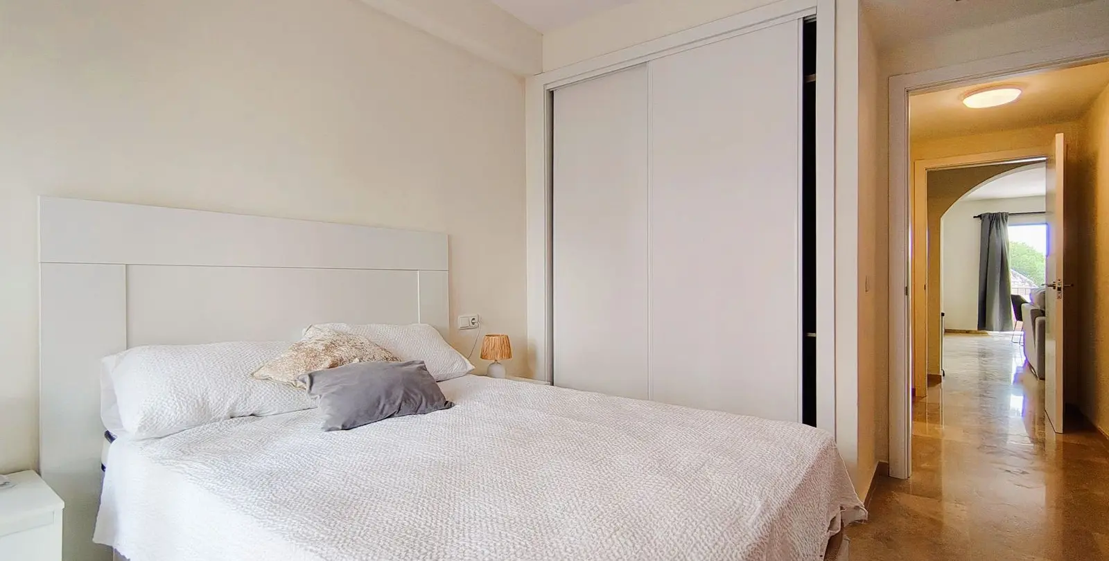 Sale of middle floor apartment in Nueva Andalucía 24