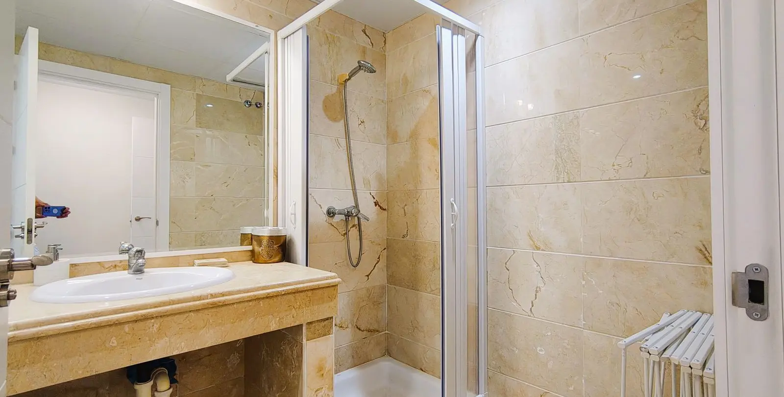 Sale of middle floor apartment in Nueva Andalucía 26