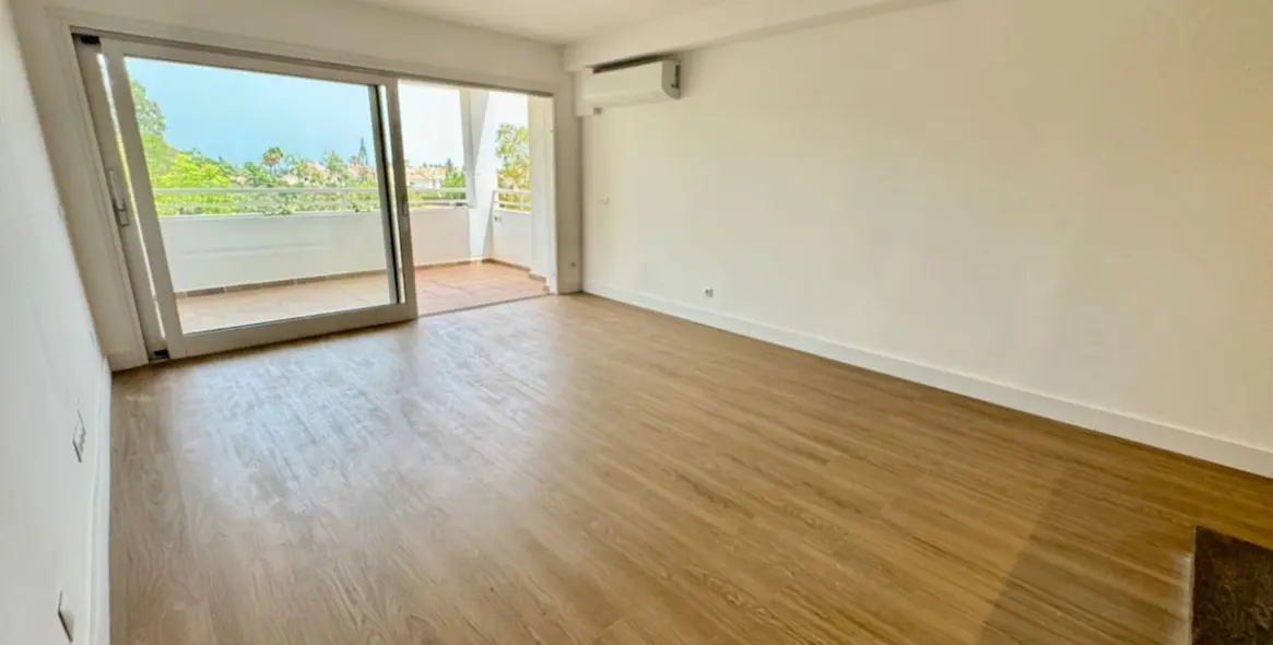 Sale of middle floor apartment in Atalaya 2