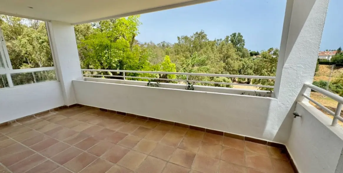 Sale of middle floor apartment in Atalaya 3