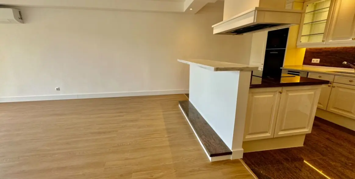 Sale of middle floor apartment in Atalaya 5