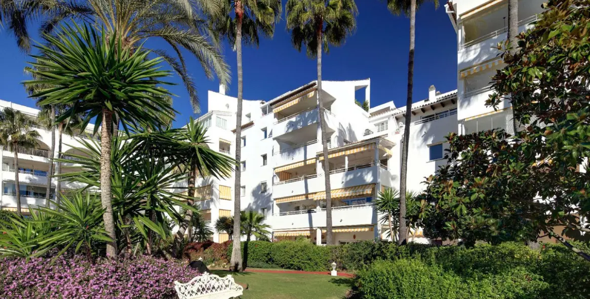 Sale of middle floor apartment in Atalaya 23