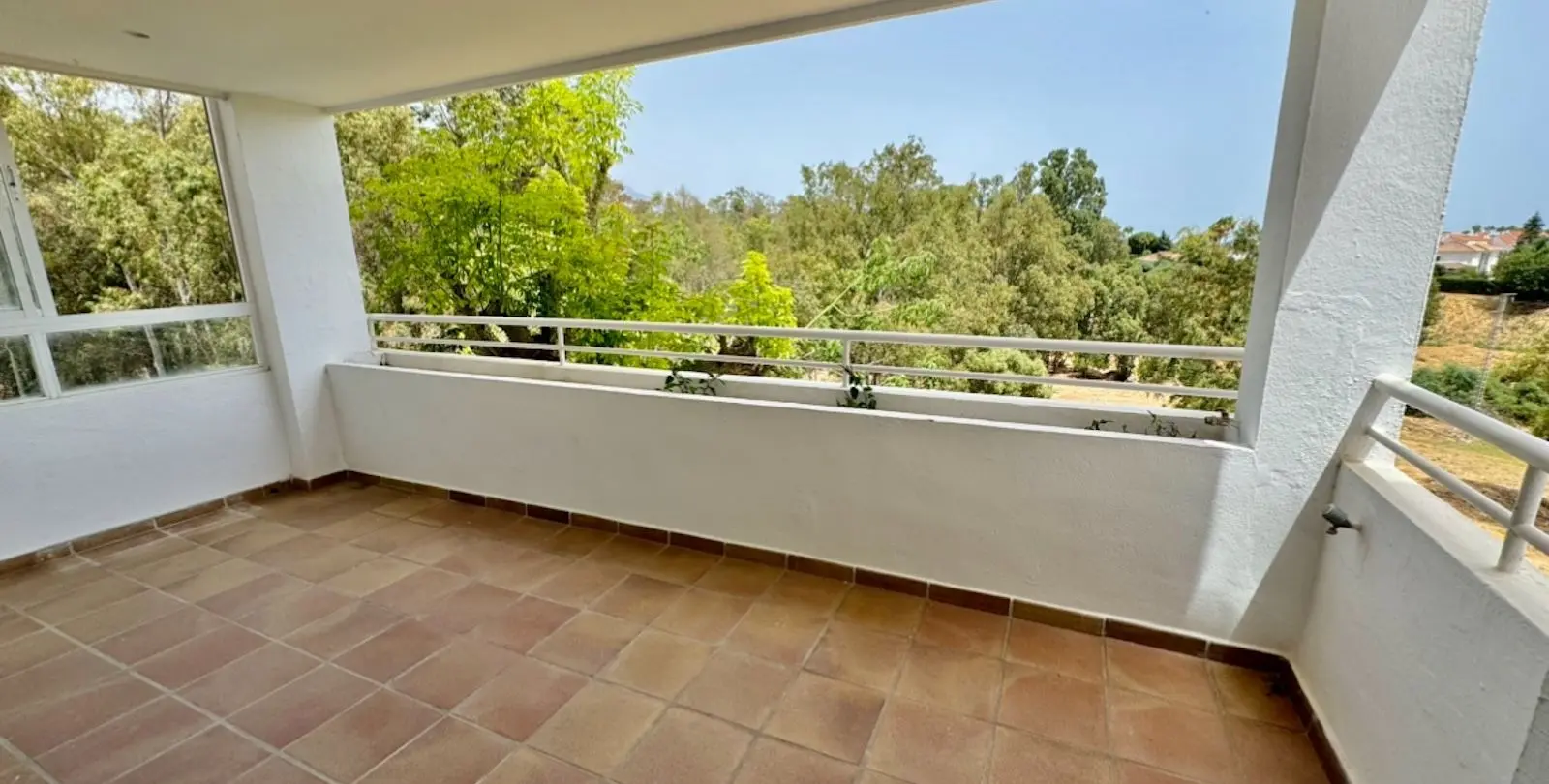 Sale of middle floor apartment in Atalaya 3