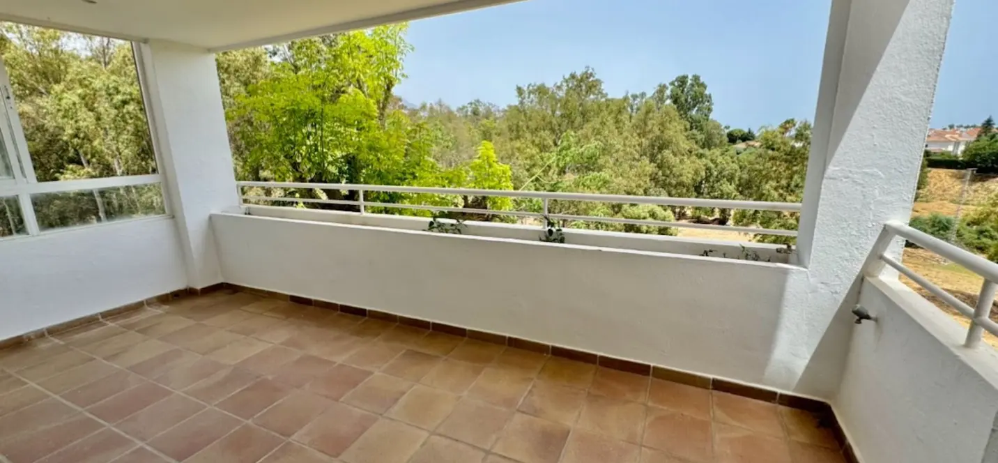 Sale of middle floor apartment in Atalaya 2