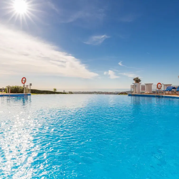 Venta de apartamento en planta media en Los Arqueros