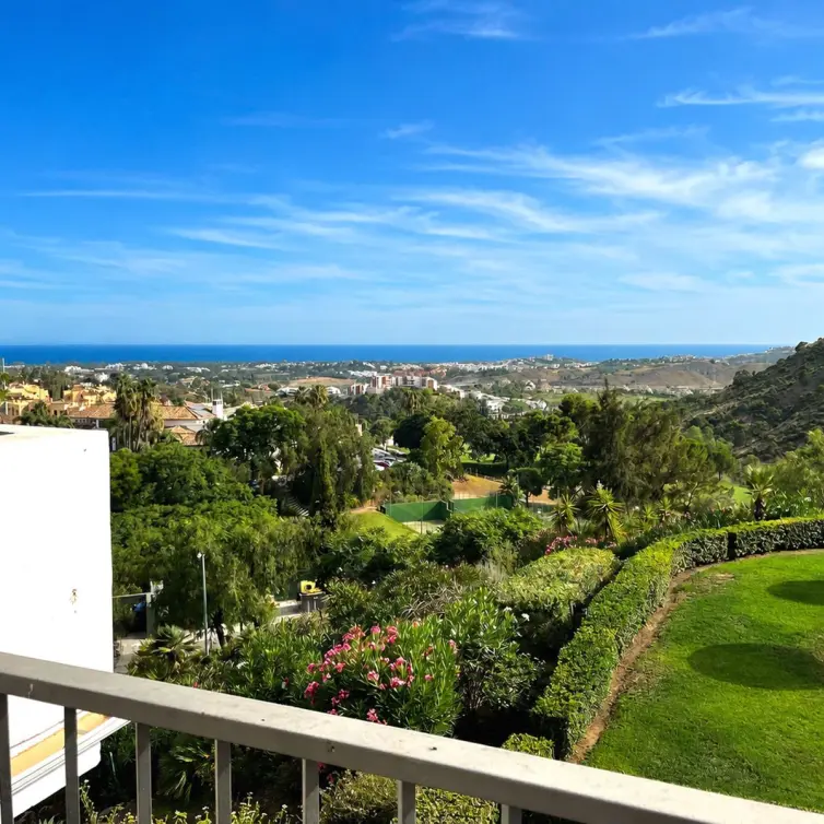 Venta de apartamento en planta media en Los Arqueros