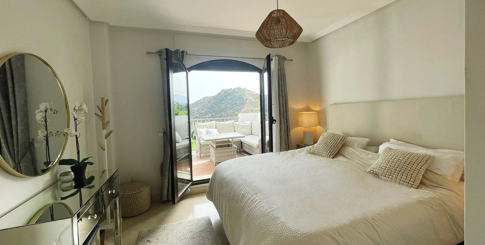 Venta de apartamento en planta media en Los Arqueros 15