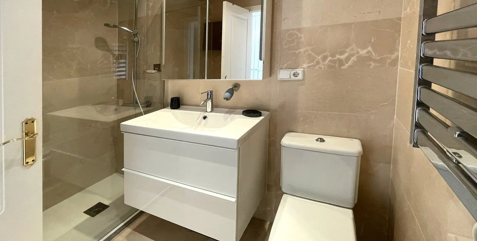 Venta de apartamento en planta media en Los Arqueros 18