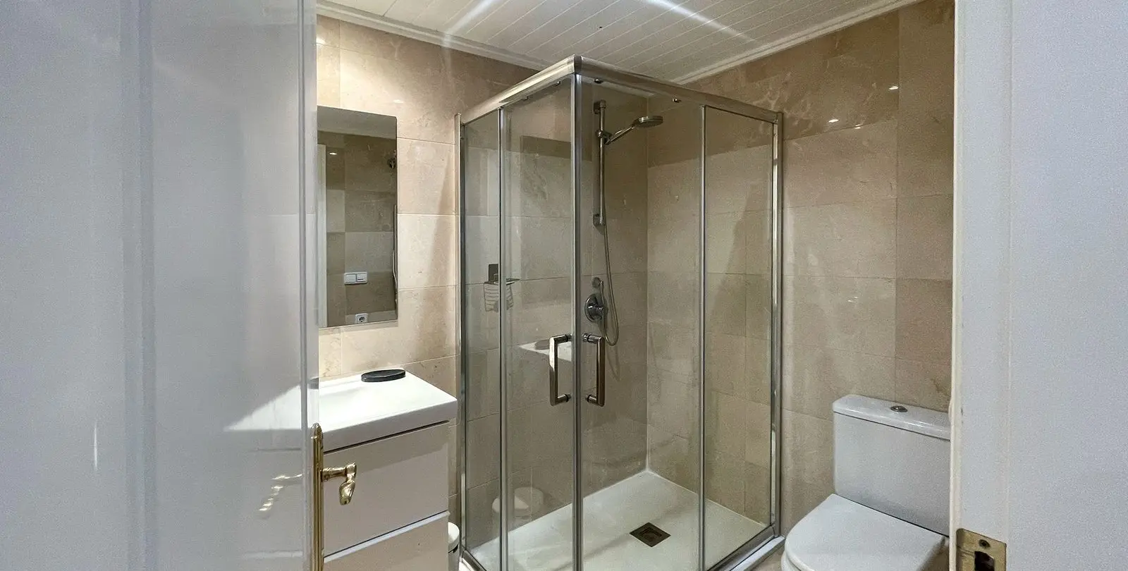 Venta de apartamento en planta media en Los Arqueros 19