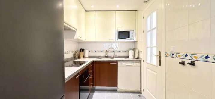 Sale of middle floor apartment in Torrequebrada 2