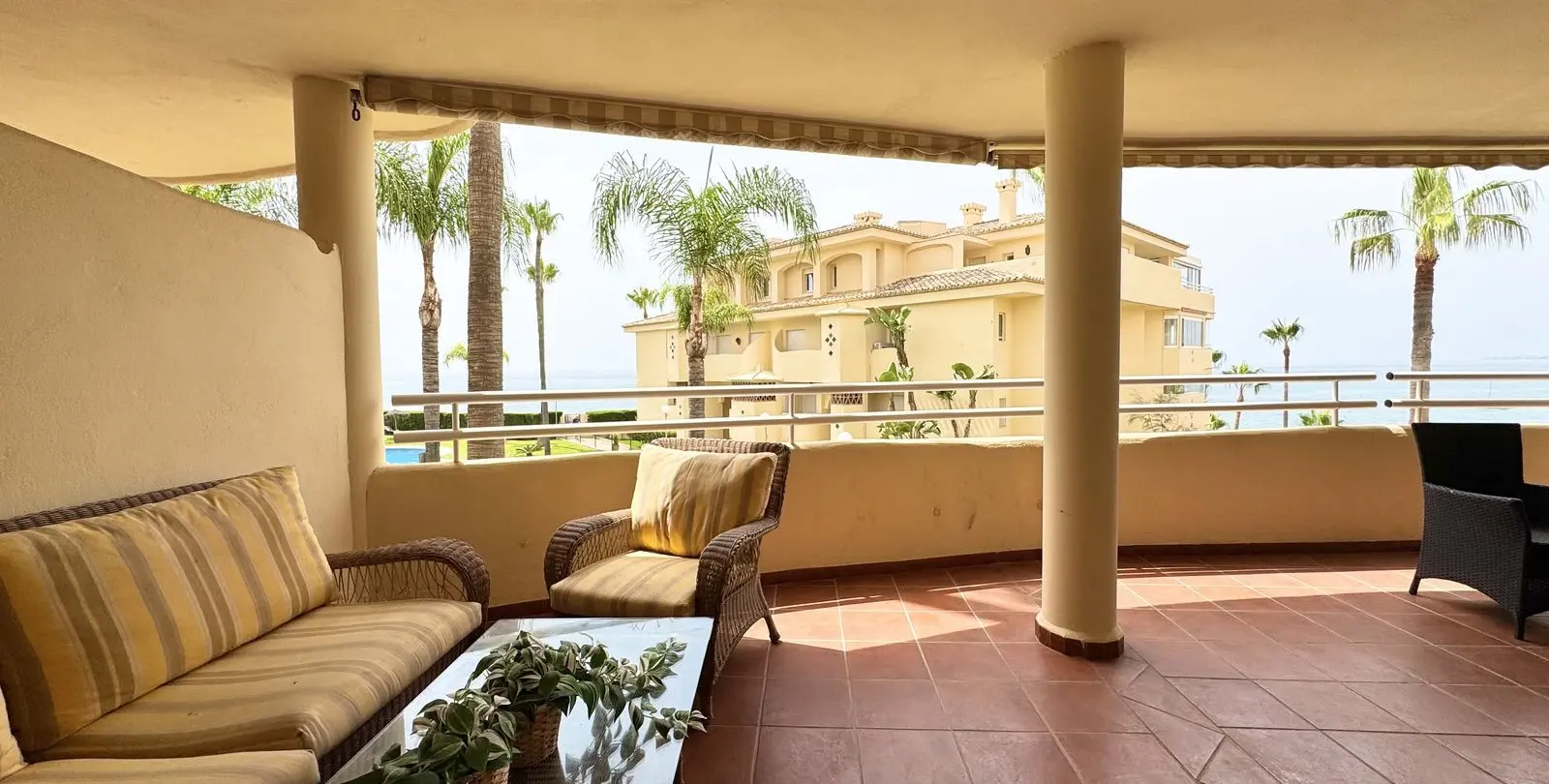 Venta de apartamento en planta media en Torrequebrada 10