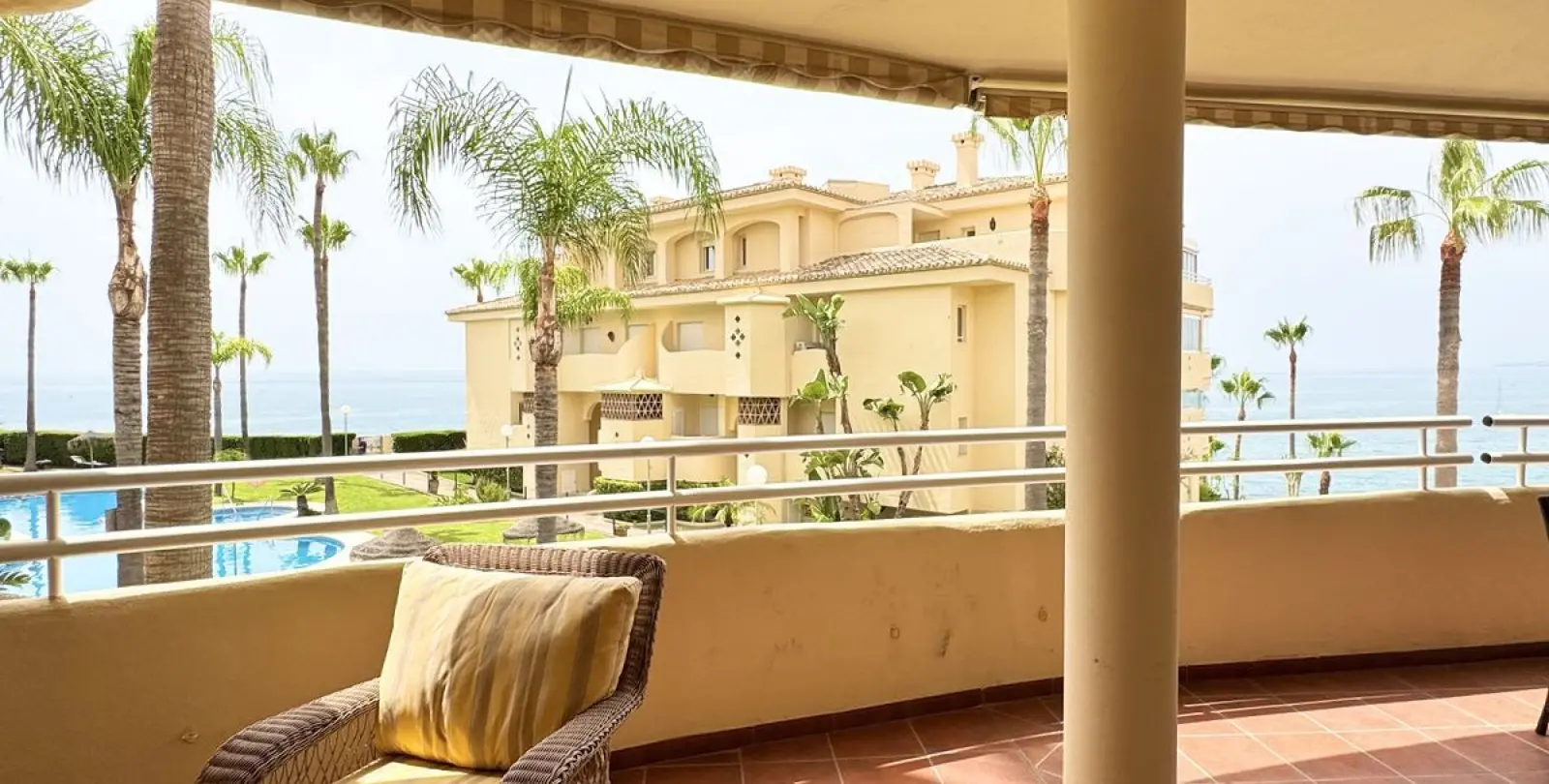 Venta de apartamento en planta media en Torrequebrada 12