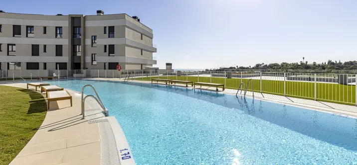 Sale of middle floor apartment in Estepona 0