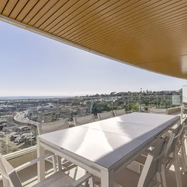 Sale of middle floor apartment in Estepona