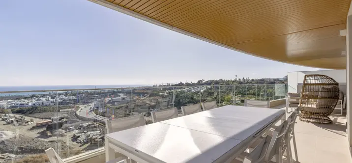 Sale of middle floor apartment in Estepona 1