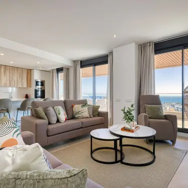 Sale of middle floor apartment in Estepona
