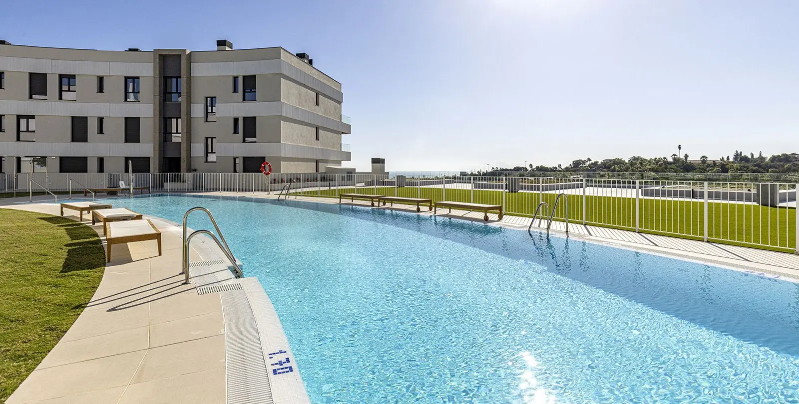 Venta de apartamento en planta media en Estepona 1