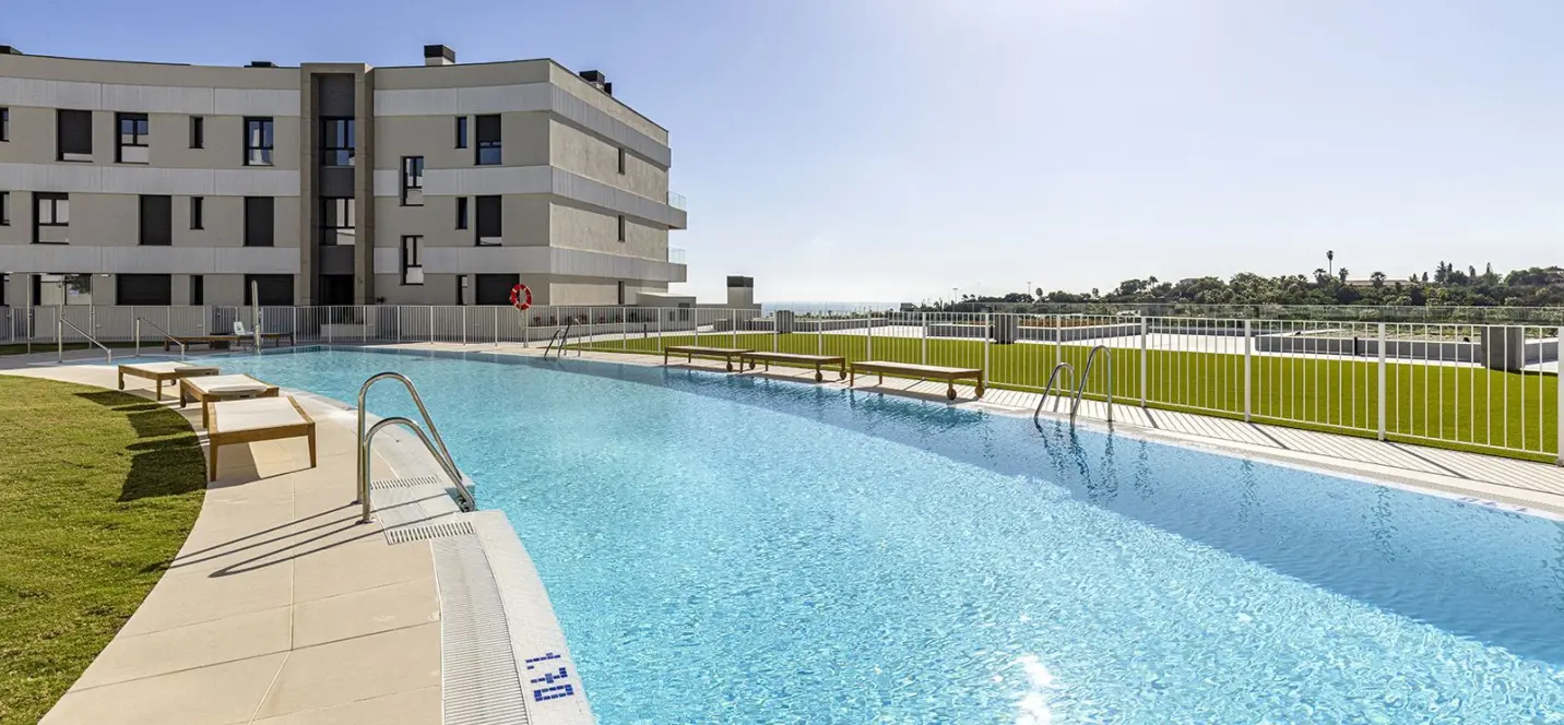 Продажа апартаментов на среднем этаже в Estepona 0