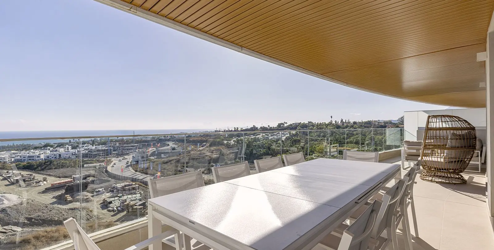 Venta de apartamento en planta media en Estepona 2