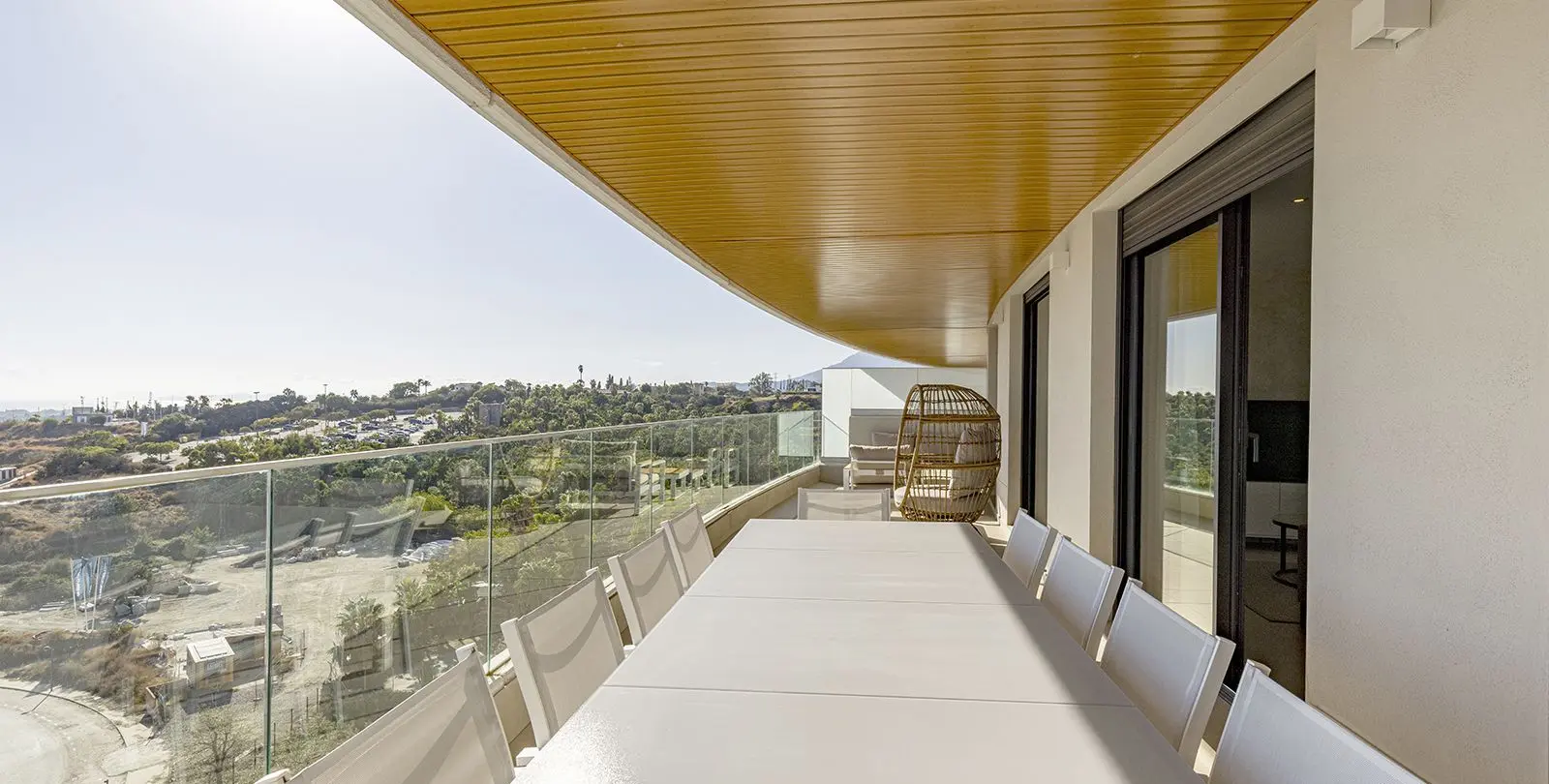 Venta de apartamento en planta media en Estepona 3