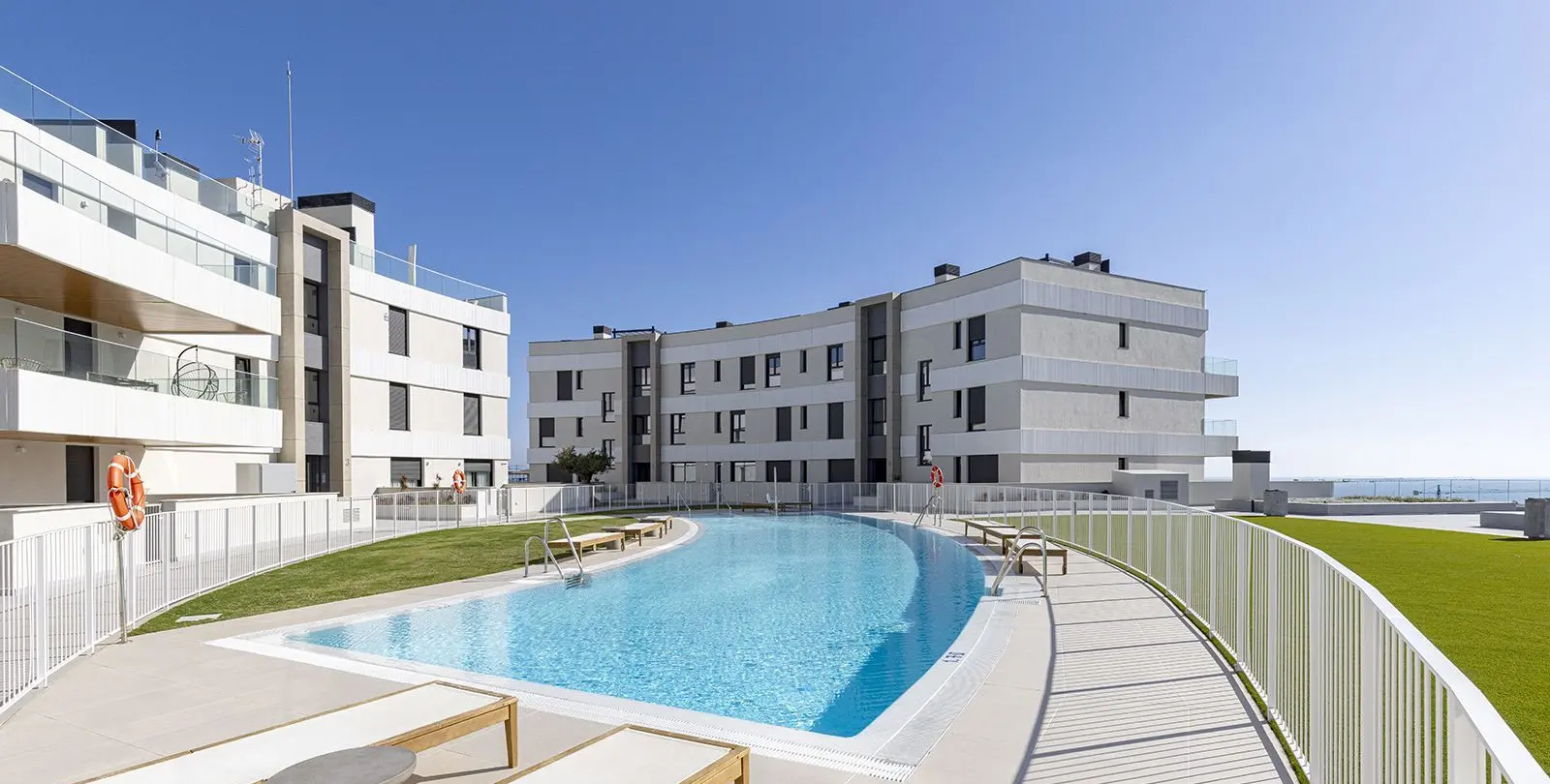 Venta de apartamento en planta media en Estepona 26