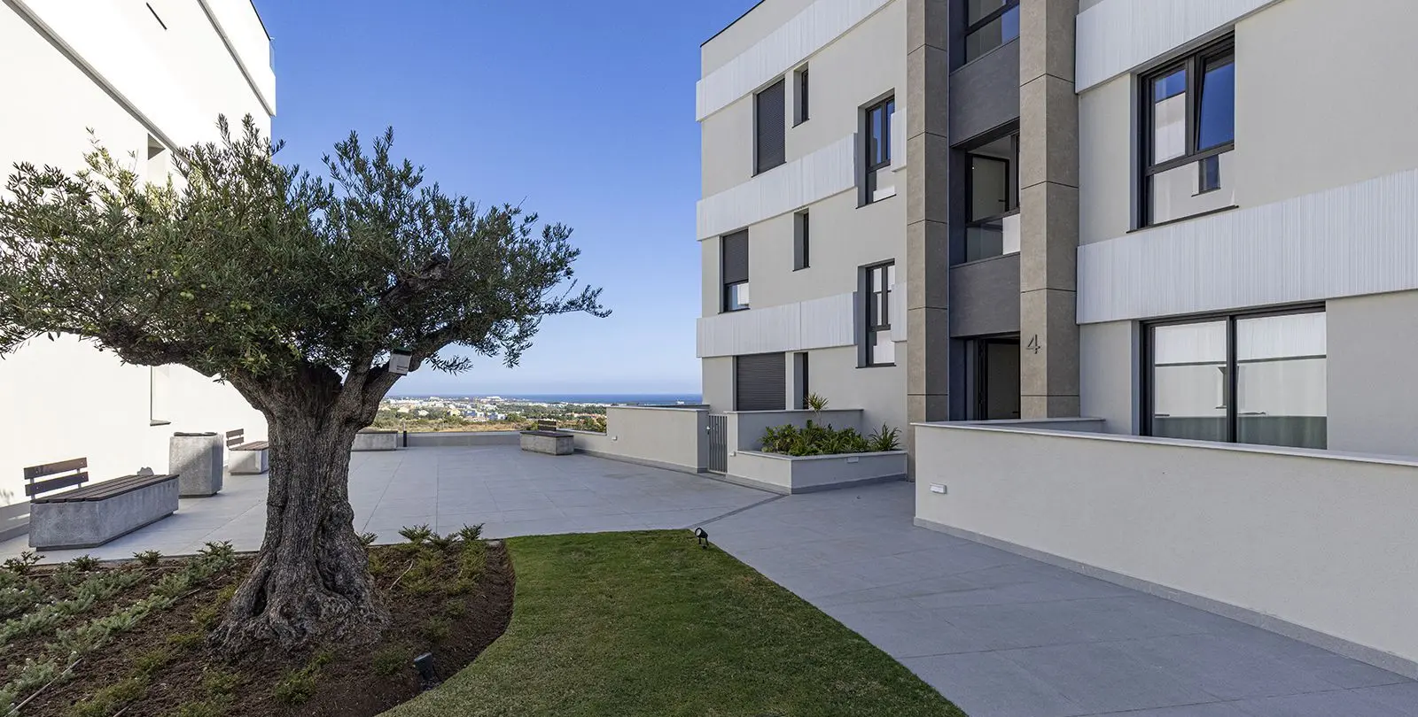 Venta de apartamento en planta media en Estepona 28