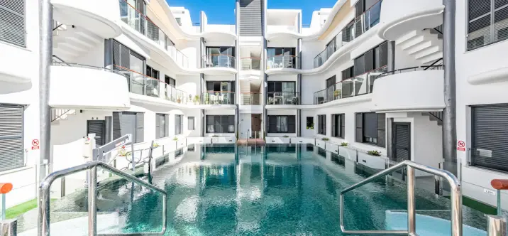 Продажа двухуровневого пентхауса в Estepona 1
