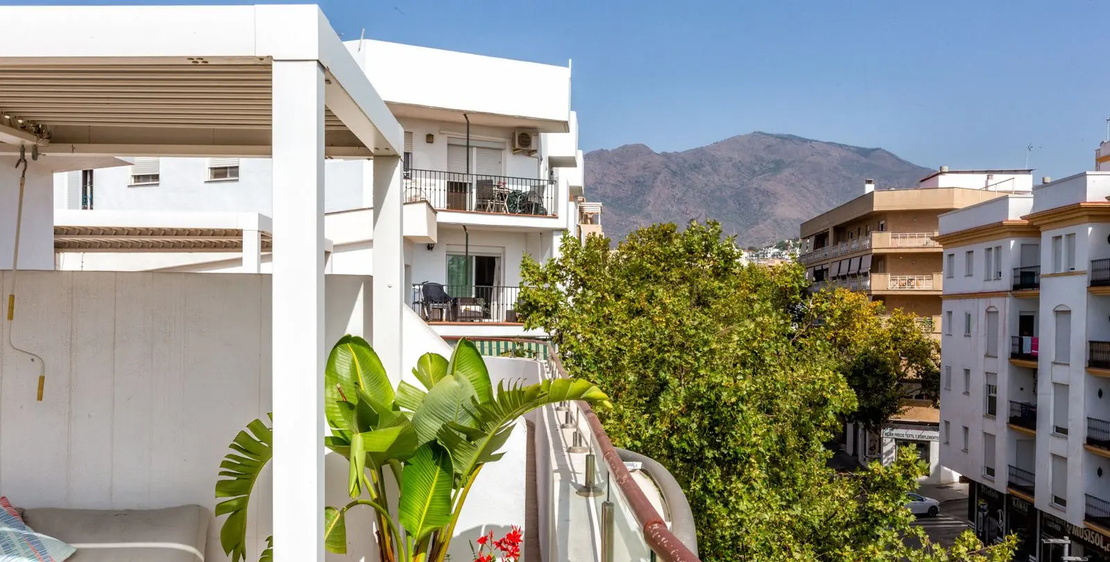 Sale of penthouse duplex in Estepona 26