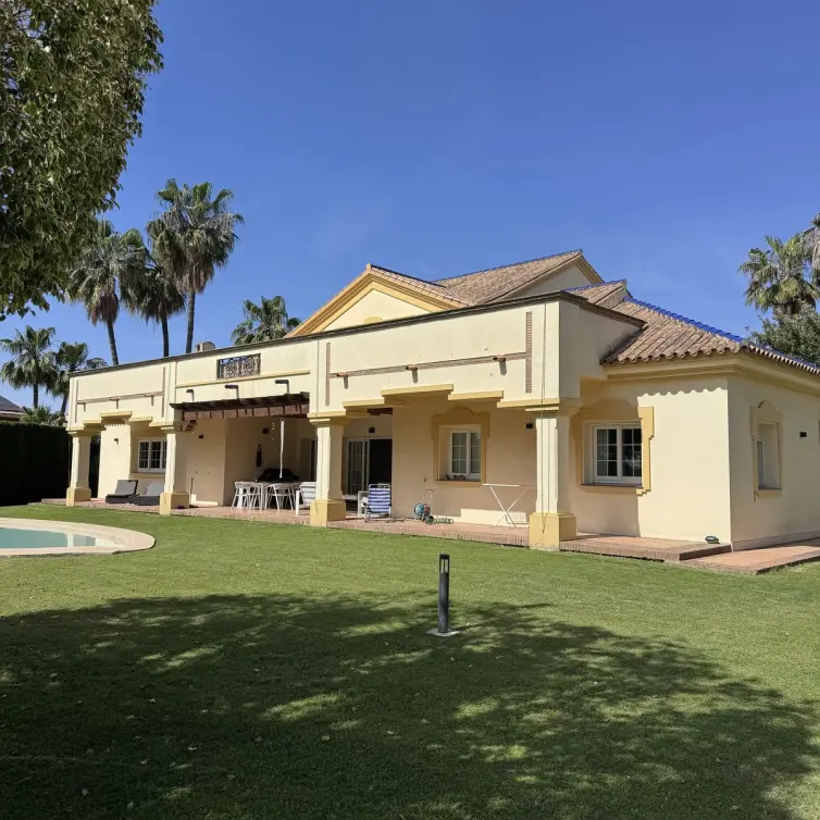 Venta de villa independiente en Estepona