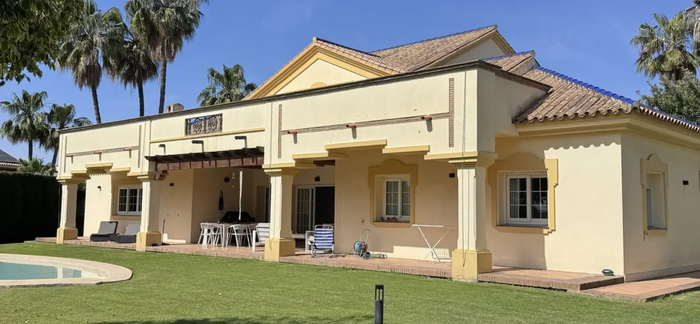 Venta de villa independiente en Estepona 0