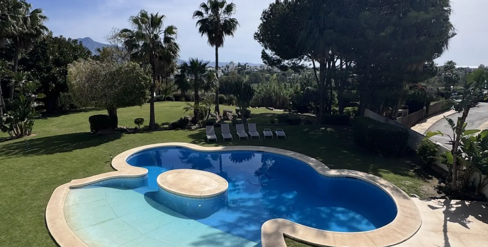 Venta de villa independiente en Estepona 2