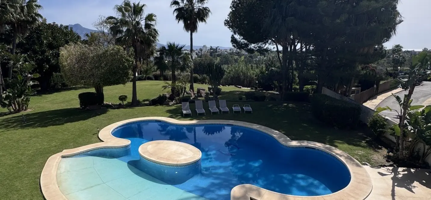Venta de villa independiente en Estepona 1