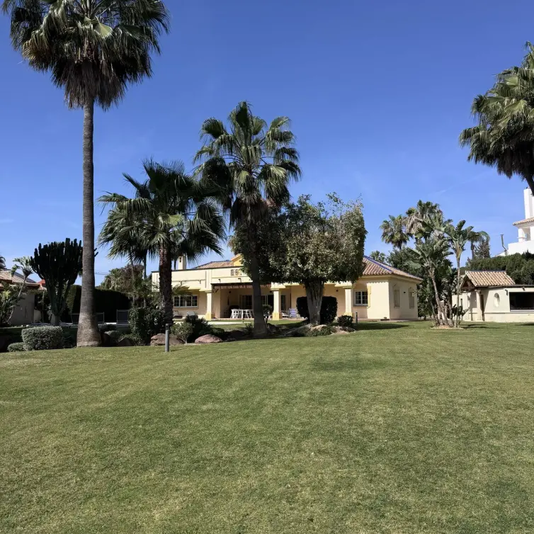 Venta de villa independiente en Estepona