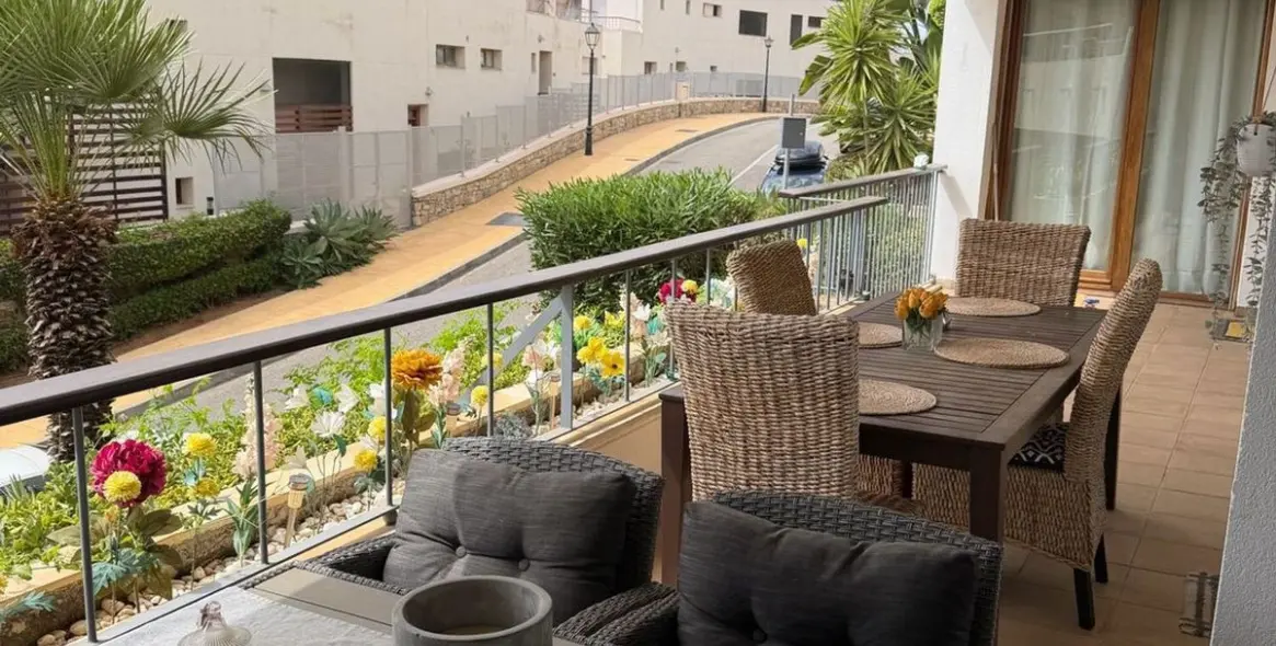 Sale of middle floor apartment in Altos de los Monteros 1