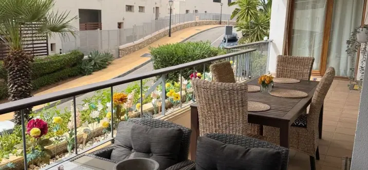 Sale of middle floor apartment in Altos de los Monteros 0