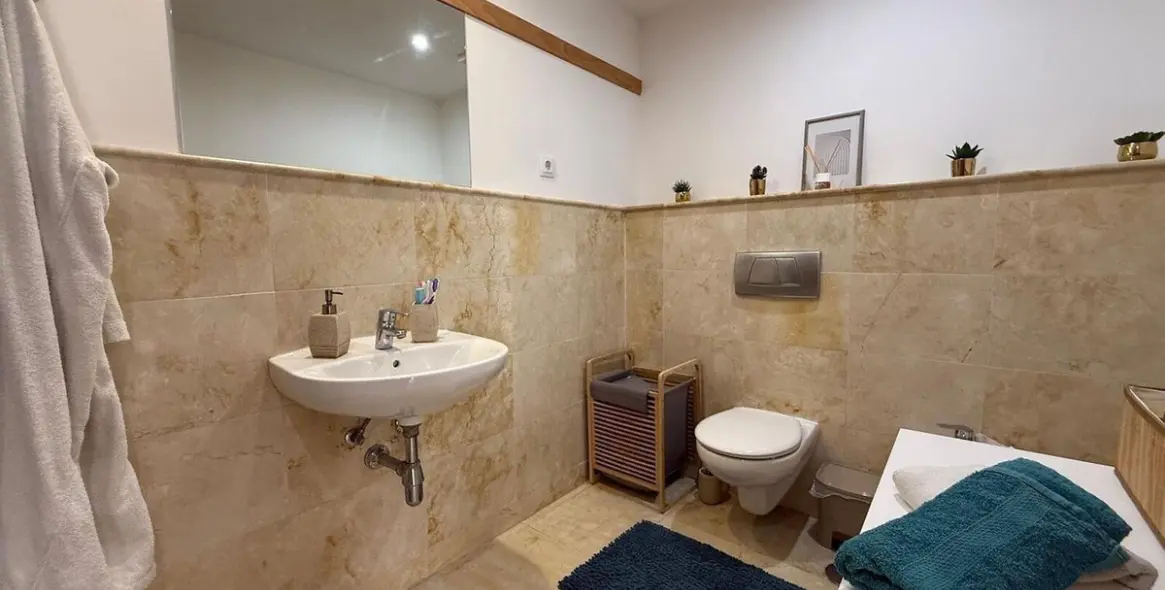 Sale of middle floor apartment in Altos de los Monteros 11