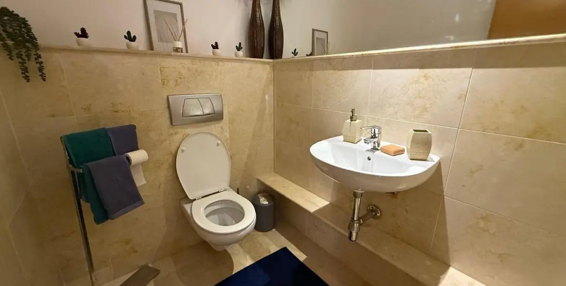 Sale of middle floor apartment in Altos de los Monteros 12