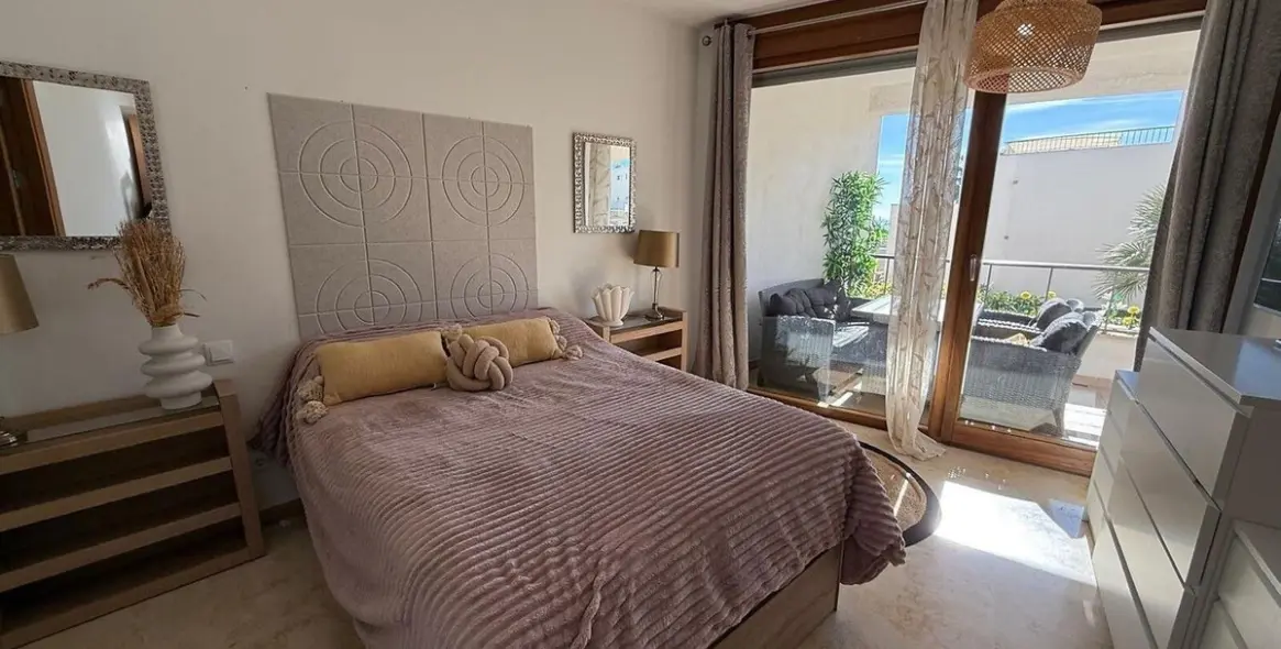 Sale of middle floor apartment in Altos de los Monteros 13