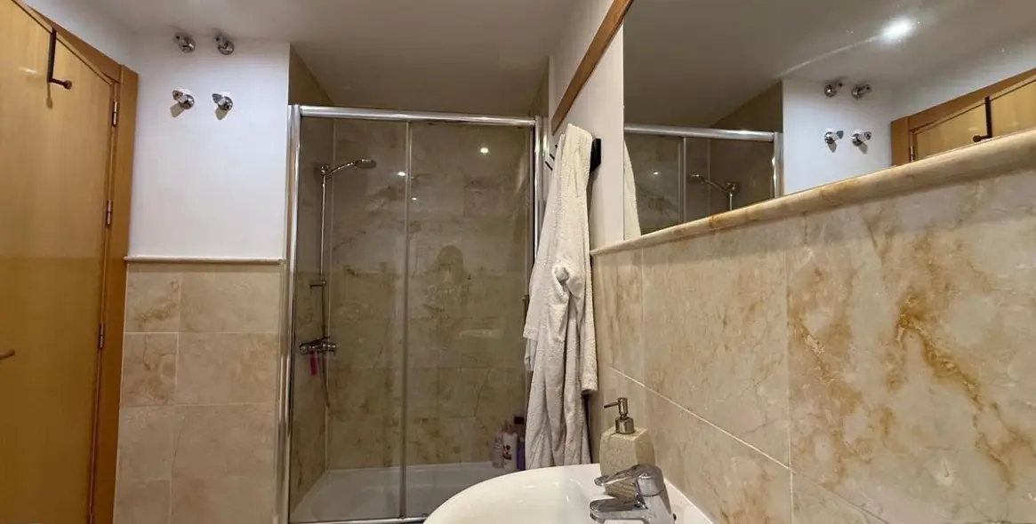 Sale of middle floor apartment in Altos de los Monteros 14