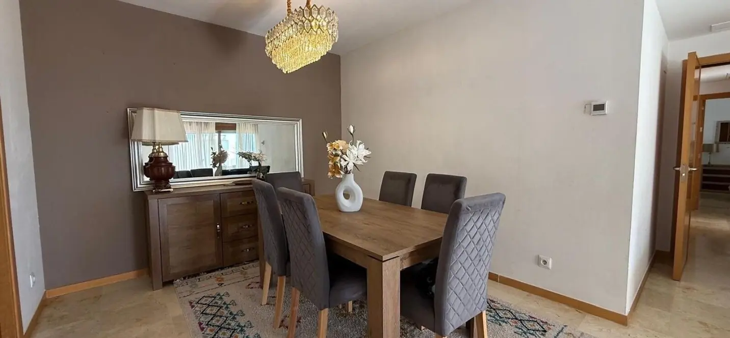 Venta de apartamento en planta media en Altos de los Monteros 3