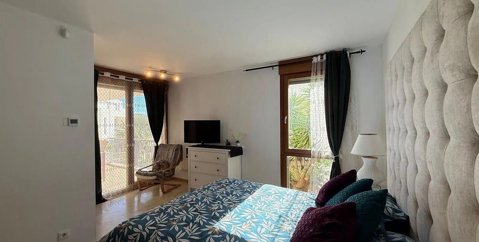 Venta de apartamento en planta media en Altos de los Monteros 10