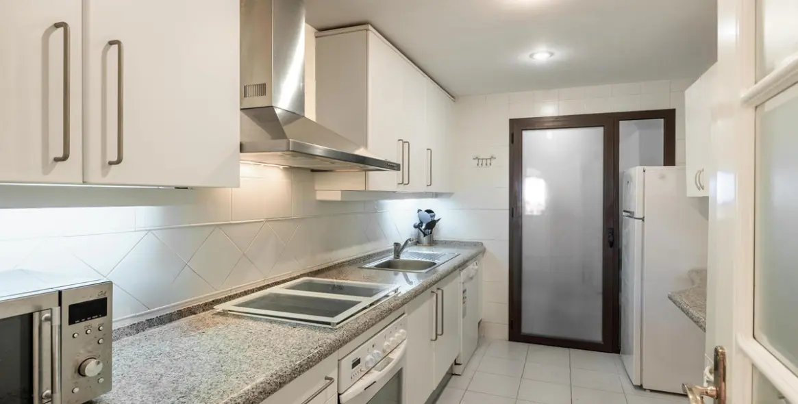 Venta de apartamento en planta baja en Benahavís 28