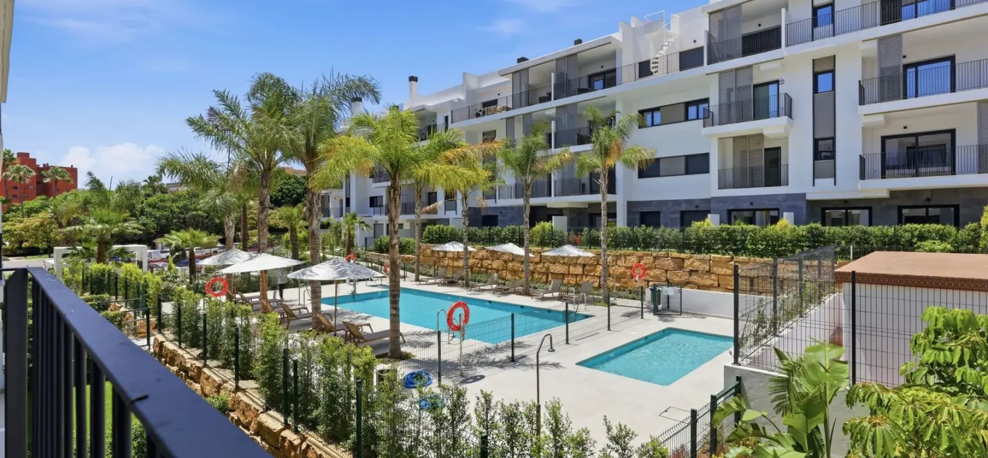 Продажа апартаментов на среднем этаже в Estepona 0