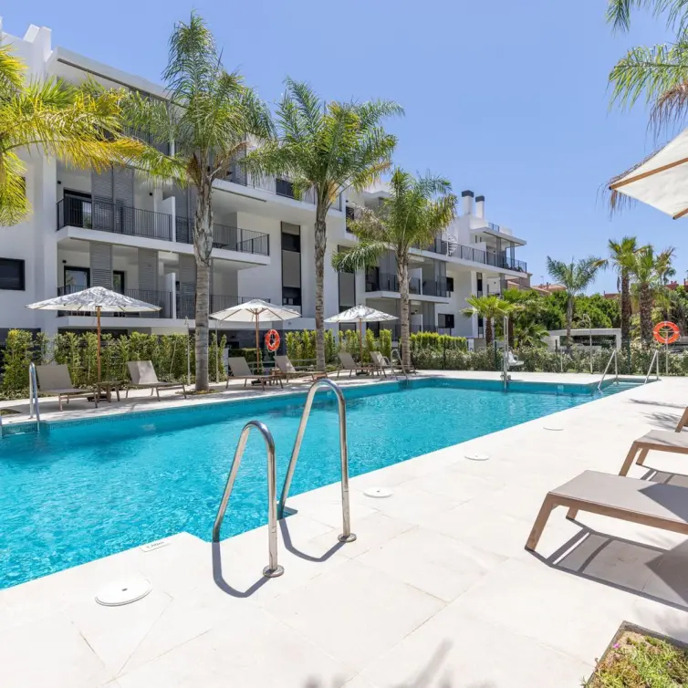Продажа апартаментов на среднем этаже в Estepona