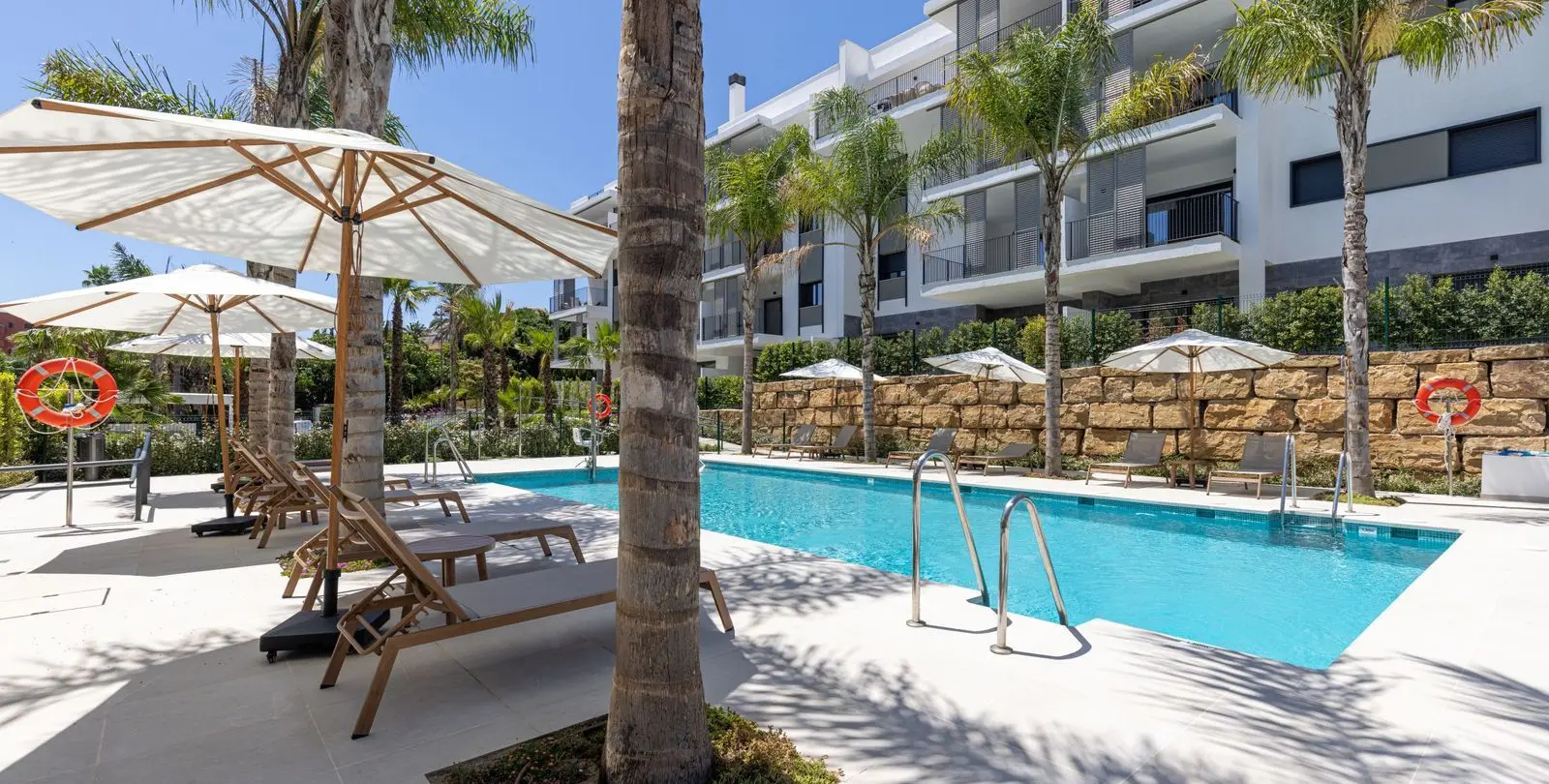 Продажа апартаментов на среднем этаже в Estepona 4